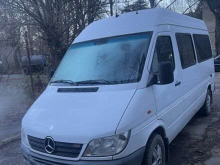 Білий Мерседес 220, об'ємом двигуна 2.1 л та пробігом 500 тис. км за 9200 $, фото 1 на Automoto.ua