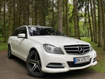Мерседес 220 2012 у Рівному на Automoto.ua Білий Мерседес 220, об'ємом двигуна 2.1 л та пробігом 277 тис. км за 12500 $, фото 1 на Automoto.ua