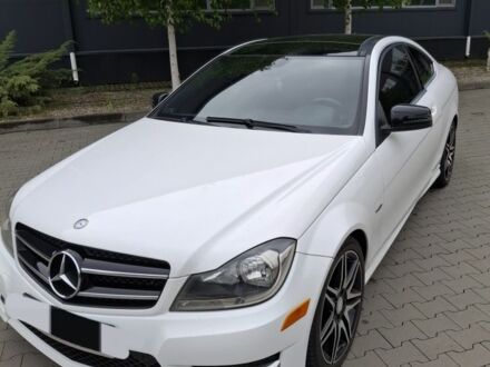 Белый Мерседес 220, объемом двигателя 0 л и пробегом 170 тыс. км за 12000 $, фото 1 на Automoto.ua