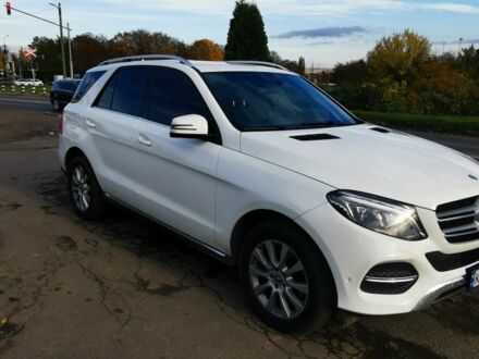 Белый Мерседес 220, объемом двигателя 2 л и пробегом 90 тыс. км за 35999 $, фото 1 на Automoto.ua