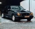 Черный Мерседес 220, объемом двигателя 2.1 л и пробегом 326 тыс. км за 2661 $, фото 1 на Automoto.ua