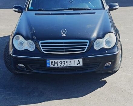 Черный Мерседес 220, объемом двигателя 2.1 л и пробегом 337 тыс. км за 5500 $, фото 7 на Automoto.ua