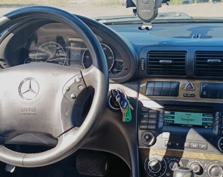 Черный Мерседес 220, объемом двигателя 2.1 л и пробегом 337 тыс. км за 5500 $, фото 4 на Automoto.ua