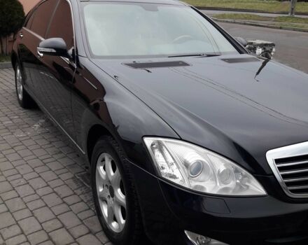 Чорний Мерседес 220, об'ємом двигуна 3.5 л та пробігом 2 тис. км за 12900 $, фото 1 на Automoto.ua