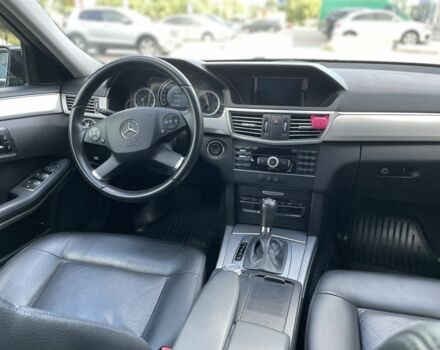 Черный Мерседес 220, объемом двигателя 2.1 л и пробегом 248 тыс. км за 12700 $, фото 5 на Automoto.ua