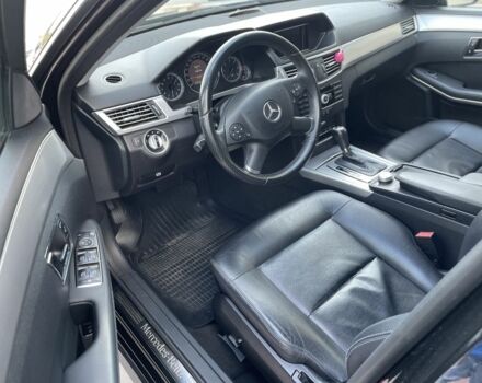 Черный Мерседес 220, объемом двигателя 2.1 л и пробегом 248 тыс. км за 12700 $, фото 6 на Automoto.ua