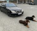 Чорний Мерседес 220, об'ємом двигуна 5 л та пробігом 320 тис. км за 7000 $, фото 1 на Automoto.ua