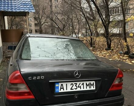 Черный Мерседес 220, объемом двигателя 2.2 л и пробегом 333 тыс. км за 1900 $, фото 1 на Automoto.ua