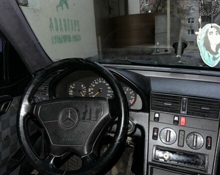 Черный Мерседес 220, объемом двигателя 2.2 л и пробегом 333 тыс. км за 1900 $, фото 6 на Automoto.ua