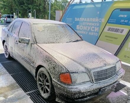 Чорний Мерседес 220, об'ємом двигуна 2.2 л та пробігом 360 тис. км за 600 $, фото 4 на Automoto.ua