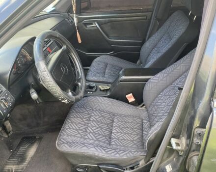 Чорний Мерседес 220, об'ємом двигуна 2.2 л та пробігом 360 тис. км за 600 $, фото 6 на Automoto.ua