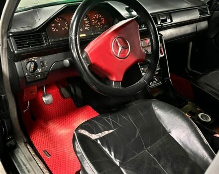 Черный Мерседес 220, объемом двигателя 2.2 л и пробегом 200 тыс. км за 2800 $, фото 6 на Automoto.ua