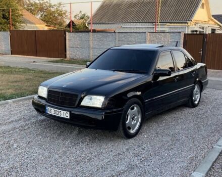 Черный Мерседес 220, объемом двигателя 2.2 л и пробегом 300 тыс. км за 2500 $, фото 4 на Automoto.ua