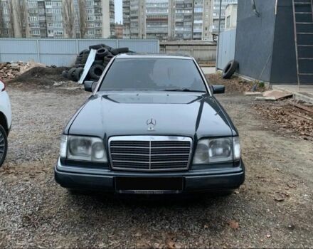 Черный Мерседес 220, объемом двигателя 0 л и пробегом 360 тыс. км за 3800 $, фото 2 на Automoto.ua