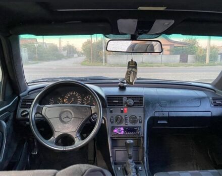 Черный Мерседес 220, объемом двигателя 2.2 л и пробегом 300 тыс. км за 2500 $, фото 3 на Automoto.ua