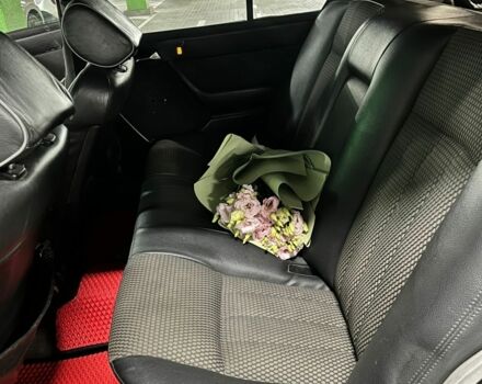 Черный Мерседес 220, объемом двигателя 2.2 л и пробегом 200 тыс. км за 2800 $, фото 7 на Automoto.ua