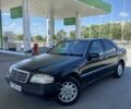 Черный Мерседес 220, объемом двигателя 2.2 л и пробегом 250 тыс. км за 1600 $, фото 1 на Automoto.ua