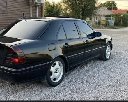 Черный Мерседес 220, объемом двигателя 2.2 л и пробегом 300 тыс. км за 2500 $, фото 2 на Automoto.ua