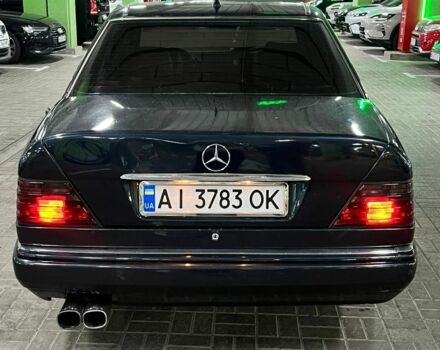 Черный Мерседес 220, объемом двигателя 2.2 л и пробегом 200 тыс. км за 2800 $, фото 4 на Automoto.ua