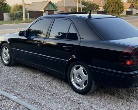 Черный Мерседес 220, объемом двигателя 2.2 л и пробегом 300 тыс. км за 2500 $, фото 1 на Automoto.ua