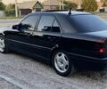 Черный Мерседес 220, объемом двигателя 2.2 л и пробегом 300 тыс. км за 2500 $, фото 1 на Automoto.ua