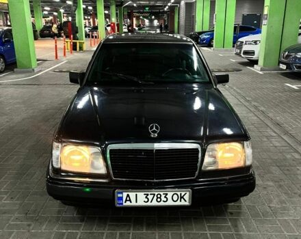 Черный Мерседес 220, объемом двигателя 2.2 л и пробегом 200 тыс. км за 2800 $, фото 1 на Automoto.ua