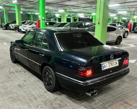 Черный Мерседес 220, объемом двигателя 2.2 л и пробегом 200 тыс. км за 2800 $, фото 2 на Automoto.ua