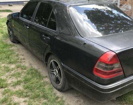 Черный Мерседес 220, объемом двигателя 2.2 л и пробегом 300 тыс. км за 1747 $, фото 1 на Automoto.ua