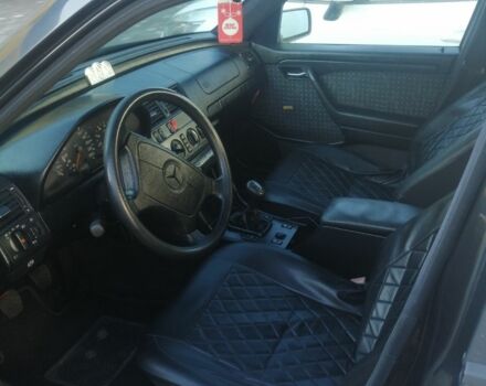 Чорний Мерседес 220, об'ємом двигуна 2.2 л та пробігом 245 тис. км за 3500 $, фото 5 на Automoto.ua