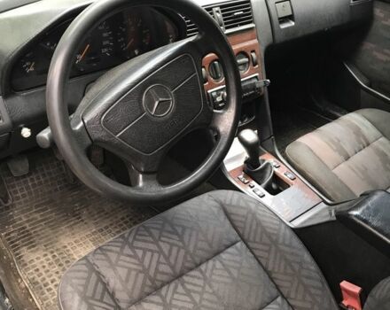 Черный Мерседес 220, объемом двигателя 2.2 л и пробегом 300 тыс. км за 1747 $, фото 8 на Automoto.ua