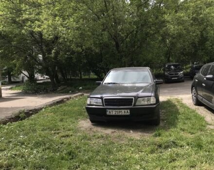 Черный Мерседес 220, объемом двигателя 2.2 л и пробегом 300 тыс. км за 1747 $, фото 3 на Automoto.ua