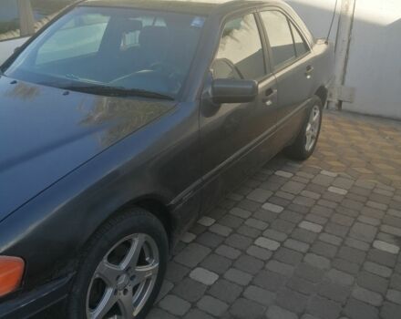 Чорний Мерседес 220, об'ємом двигуна 2.2 л та пробігом 245 тис. км за 3500 $, фото 2 на Automoto.ua