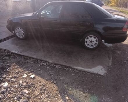 Черный Мерседес 220, объемом двигателя 2.2 л и пробегом 345 тыс. км за 2550 $, фото 1 на Automoto.ua