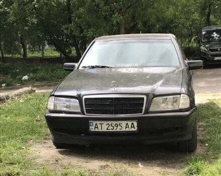 Черный Мерседес 220, объемом двигателя 2.2 л и пробегом 300 тыс. км за 1747 $, фото 6 на Automoto.ua