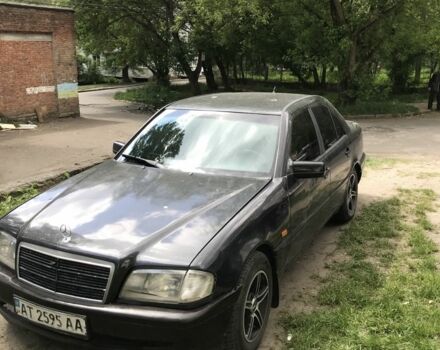 Черный Мерседес 220, объемом двигателя 2.2 л и пробегом 300 тыс. км за 1747 $, фото 4 на Automoto.ua