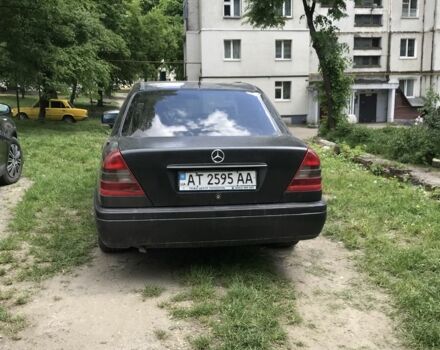 Черный Мерседес 220, объемом двигателя 2.2 л и пробегом 300 тыс. км за 1747 $, фото 2 на Automoto.ua