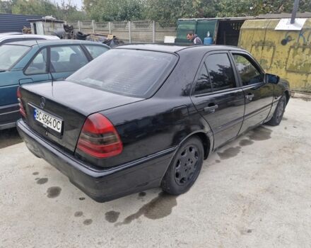 Чорний Мерседес 220, об'ємом двигуна 2.2 л та пробігом 321 тис. км за 1350 $, фото 2 на Automoto.ua