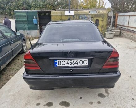 Чорний Мерседес 220, об'ємом двигуна 2.2 л та пробігом 321 тис. км за 1350 $, фото 5 на Automoto.ua