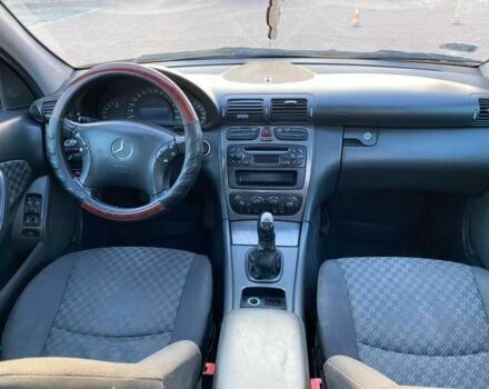 Черный Мерседес 220, объемом двигателя 2.1 л и пробегом 30 тыс. км за 3800 $, фото 5 на Automoto.ua