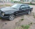 Черный Мерседес 220, объемом двигателя 2.9 л и пробегом 300 тыс. км за 300 $, фото 1 на Automoto.ua