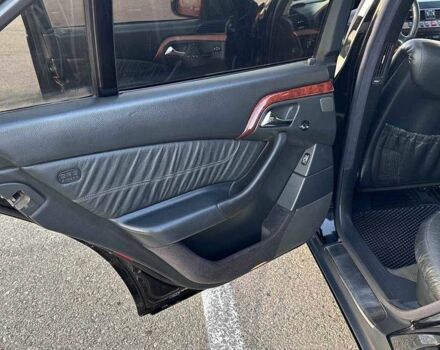 Черный Мерседес 220, объемом двигателя 4 л и пробегом 400 тыс. км за 7000 $, фото 14 на Automoto.ua