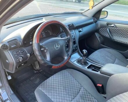 Черный Мерседес 220, объемом двигателя 2.1 л и пробегом 30 тыс. км за 3800 $, фото 4 на Automoto.ua