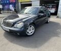 Черный Мерседес 220, объемом двигателя 2 л и пробегом 250 тыс. км за 3500 $, фото 1 на Automoto.ua