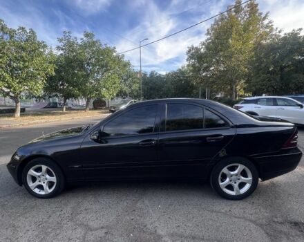 Черный Мерседес 220, объемом двигателя 2.1 л и пробегом 405 тыс. км за 5500 $, фото 1 на Automoto.ua