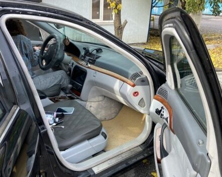 Черный Мерседес 220, объемом двигателя 3.2 л и пробегом 362 тыс. км за 5500 $, фото 3 на Automoto.ua