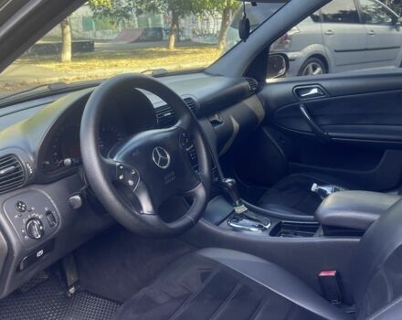 Черный Мерседес 220, объемом двигателя 2.1 л и пробегом 405 тыс. км за 5500 $, фото 6 на Automoto.ua