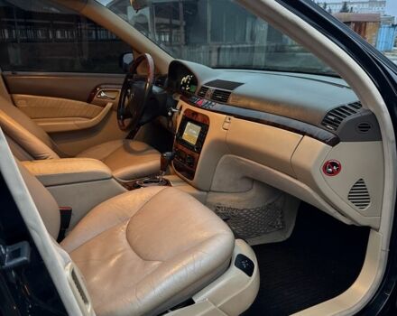 Чорний Мерседес 220, об'ємом двигуна 3.2 л та пробігом 500 тис. км за 7000 $, фото 9 на Automoto.ua