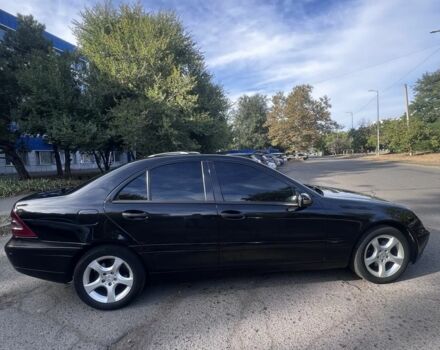 Черный Мерседес 220, объемом двигателя 2.1 л и пробегом 405 тыс. км за 5500 $, фото 2 на Automoto.ua