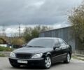Черный Мерседес 220, объемом двигателя 3.2 л и пробегом 300 тыс. км за 5500 $, фото 1 на Automoto.ua