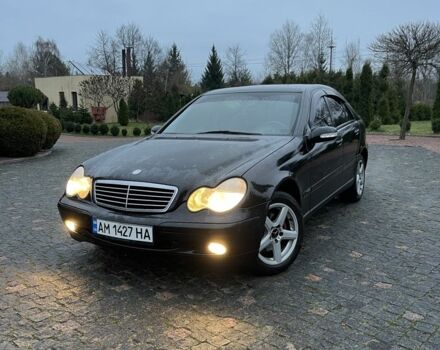 Черный Мерседес 220, объемом двигателя 1.8 л и пробегом 250 тыс. км за 3900 $, фото 1 на Automoto.ua